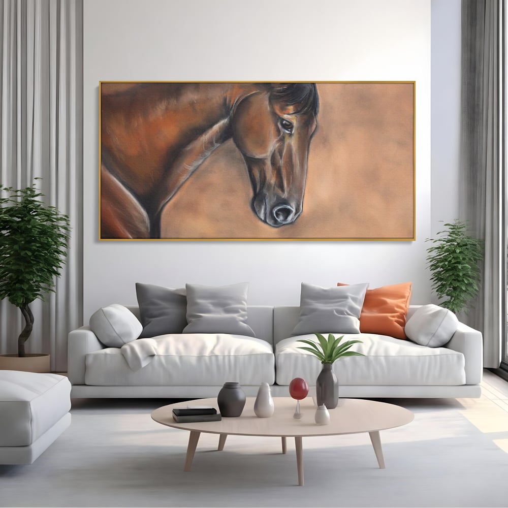 Tablou canvas cu tablou canvas cu portret de cal, in rama de aluminiu auriu, pe perete intr-un living